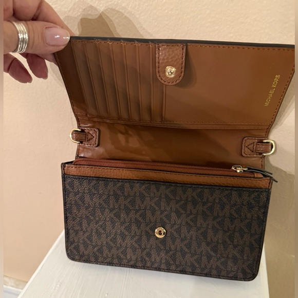 Michael Kors Jet Set Small Studded Smartphone
Crossbody Bag EUC - Picture 4 of 17